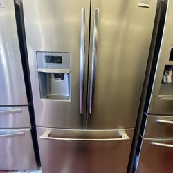 Frigidaire Bottom Freezer Fridge/ Nevera Frigidaire