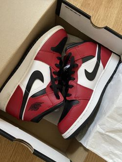 Jordan 1 Mid Chicago Black Toe Size 6.5y