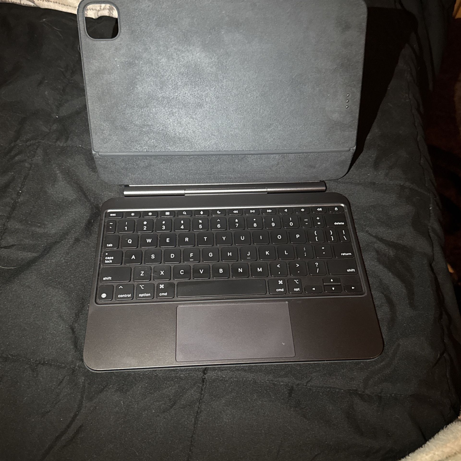magic keyboard for 11inch m4 ipad and apple pencil pro