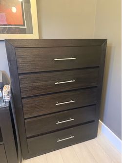 Modern Dark Wood 5-Drawer Chest Dresser – Excellent Condition