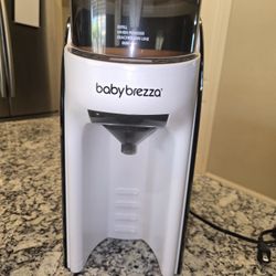Baby Brezza Formula Pro Advanced Formula Dispenser. 