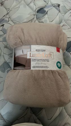 NWT Twin Blanket