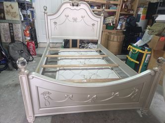 Full size Cinderella bedroom set, gray color, with a twin trundle bed