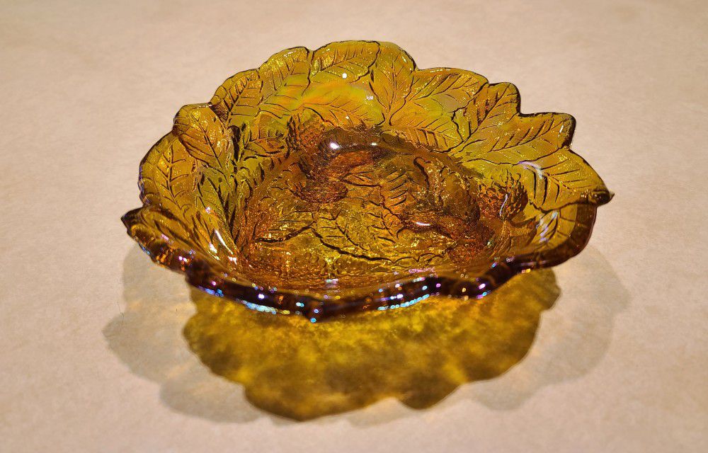 Beautiful Vintage Indiana Carnival Glass Logan Berry Bowl 