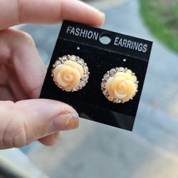 Fashion Jewelry Earrings New With Tags Two Yellow Rose Porcelain Earring Studs With Diamond Crystal Studs Around The Flower Gold Plated 