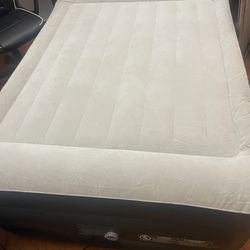 SleepLux Durable Inflatable Air Mattress