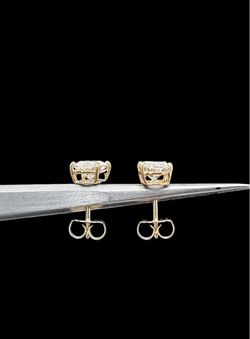 Push back Diamond earring in yellow gold