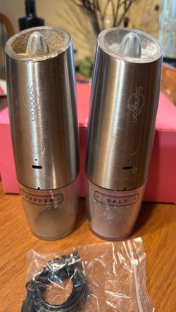 Recharging salt and pepper set
