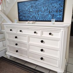 THOMASVILLE SOLID WOOD DRESSER EXCELLENT CONDITION DELIVERY AVAILABLE 