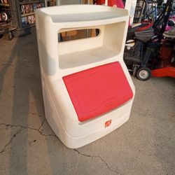 Step 2 toy box with shelf