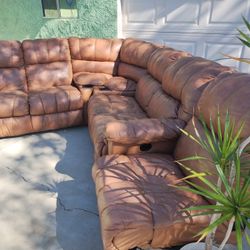 Solamente $100 Este Juego De Sala De Tres Piezas Sillón Reclinable Y Piecera Buenas Condiciones Solo Tiene Un Pequeño Rasguño