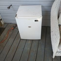 Mini Fridge With Ice Cube Freezer