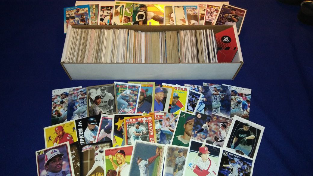 450 baseball cards of players in the Hall of Fame