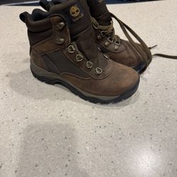 Women’s Timberland Hiking Boots New Needs Shoestring Size 6