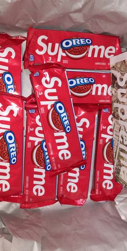 Supreme oreos cookies (3 cookies per pack) *1left