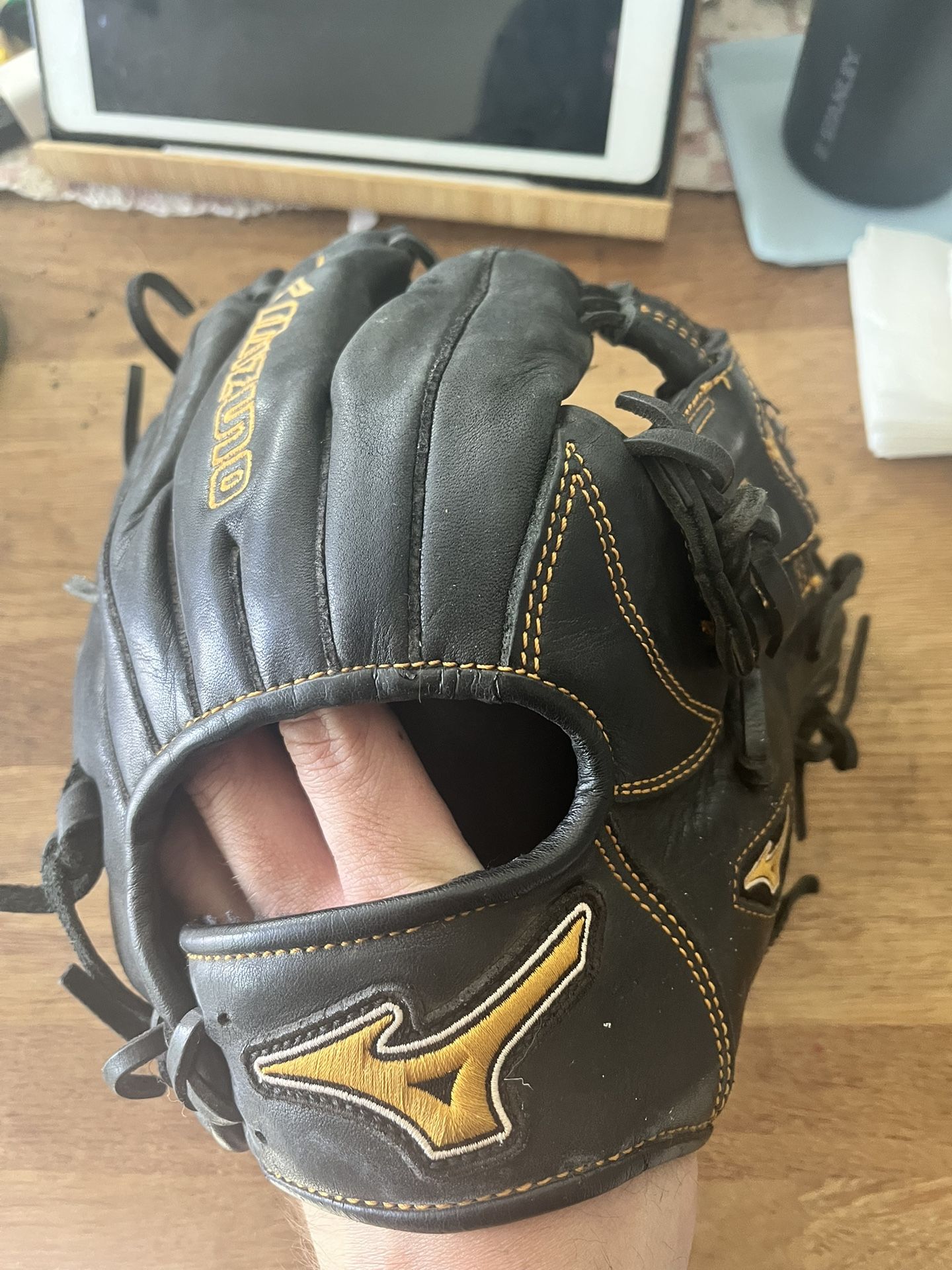 Mizuno MVP PRIME Baseball Glove Black And Gold