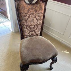 Dining Table , 6 Chairs And 2 Extra Pieces Of Leaves