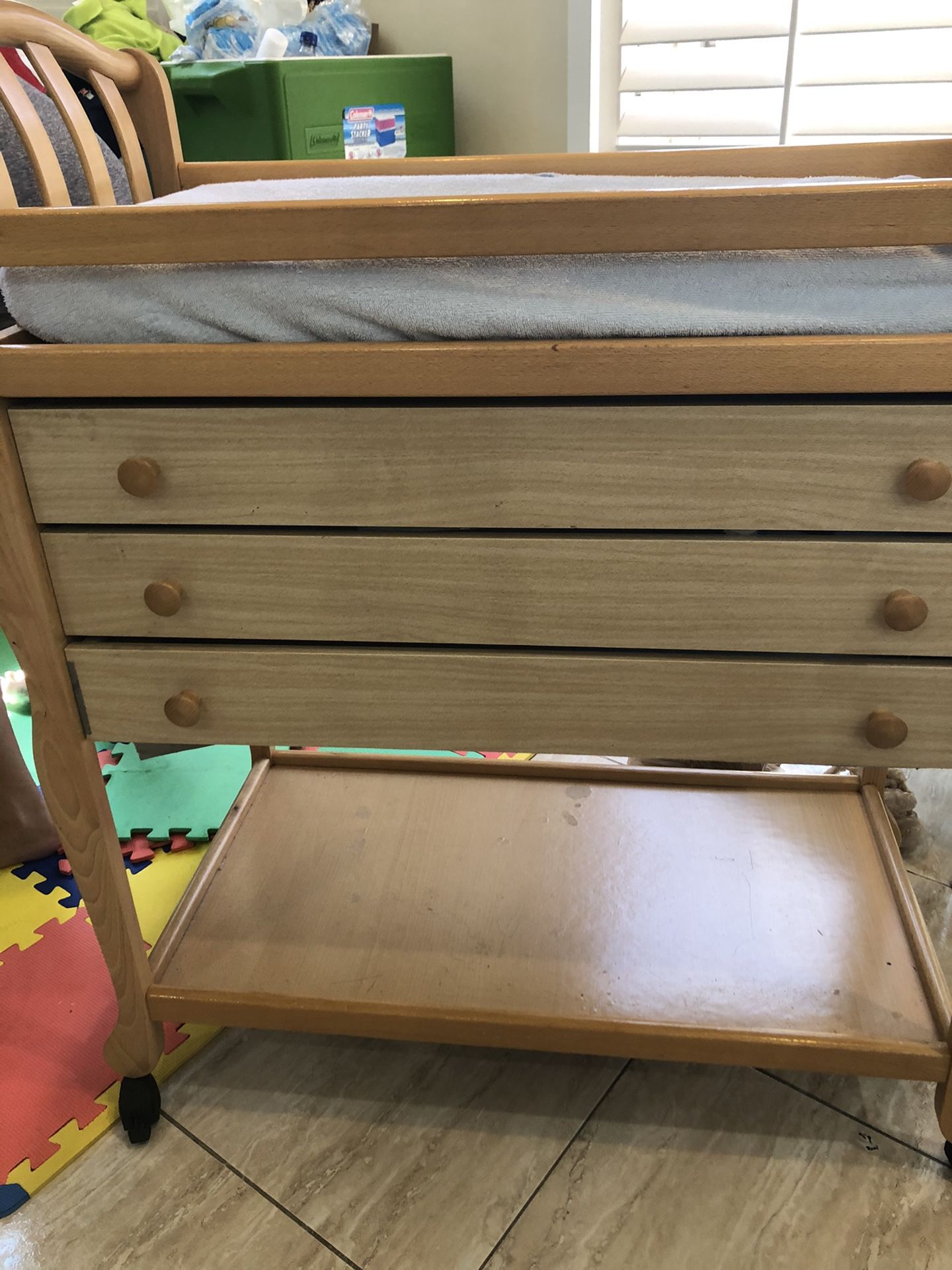 Changing table with 2 changing pads and covers