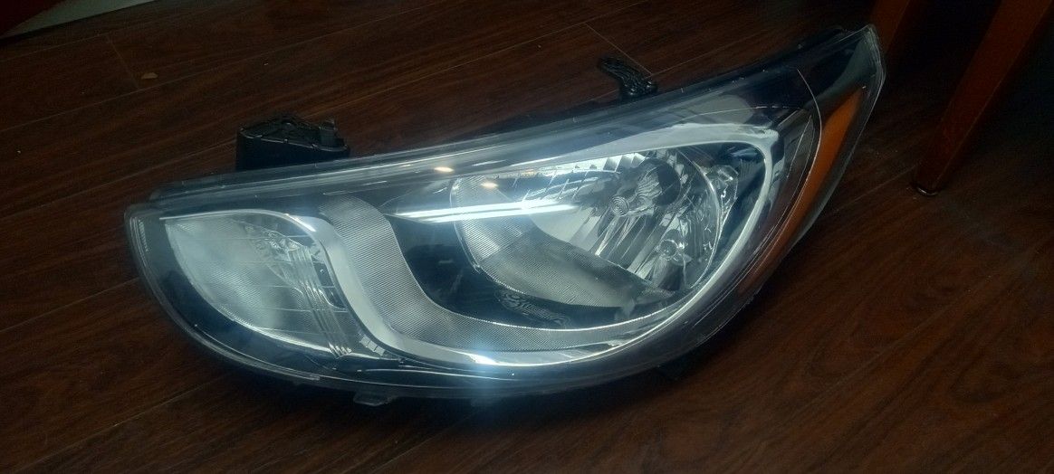 2012-2014 Hyundai Accent Driver Headlight Assembly 