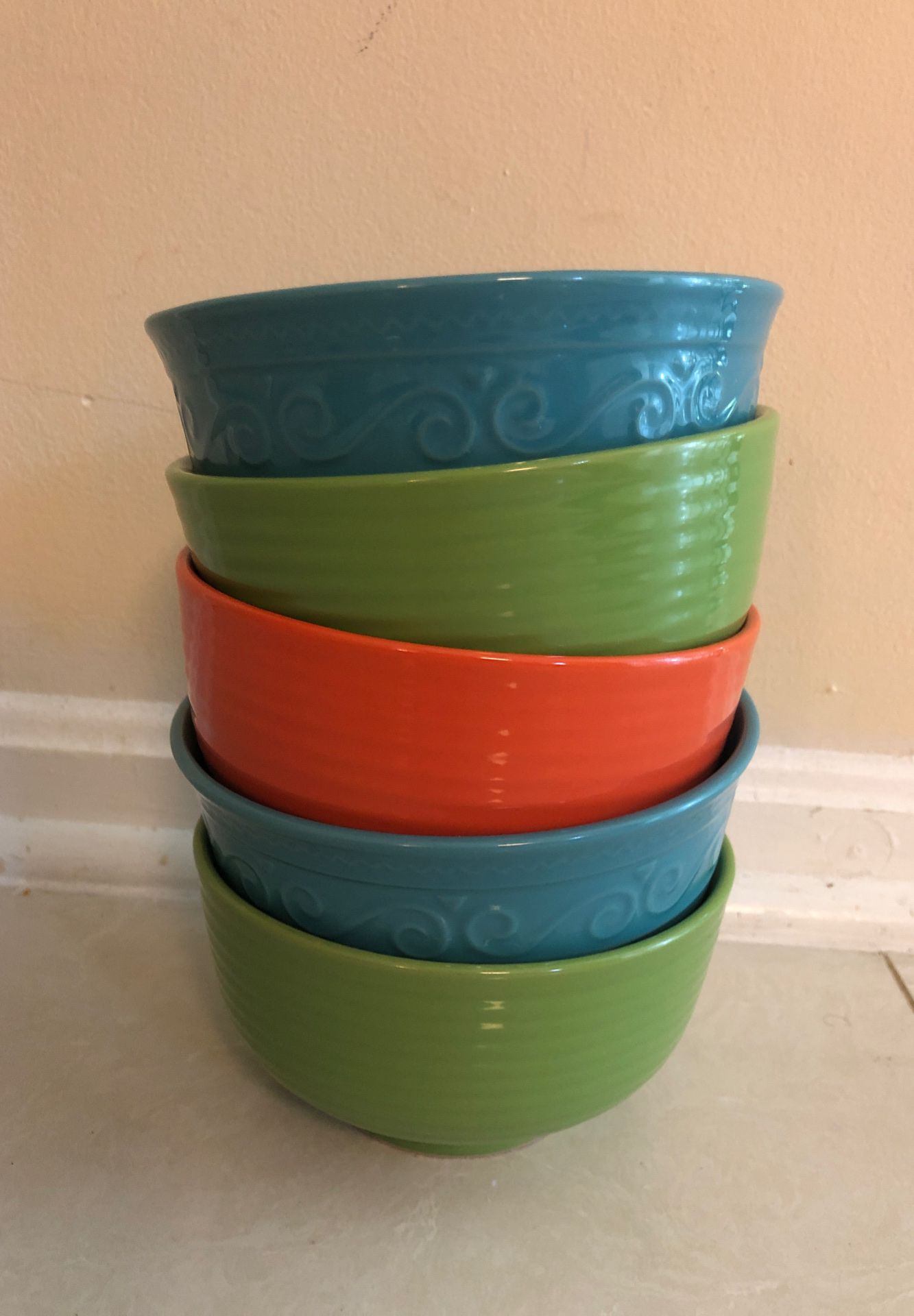 6 colorful bowls! Dishwasher and microwave safe