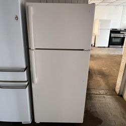 Beige Refrigerator GE 28” Wide 65”h Clean Great Condition 