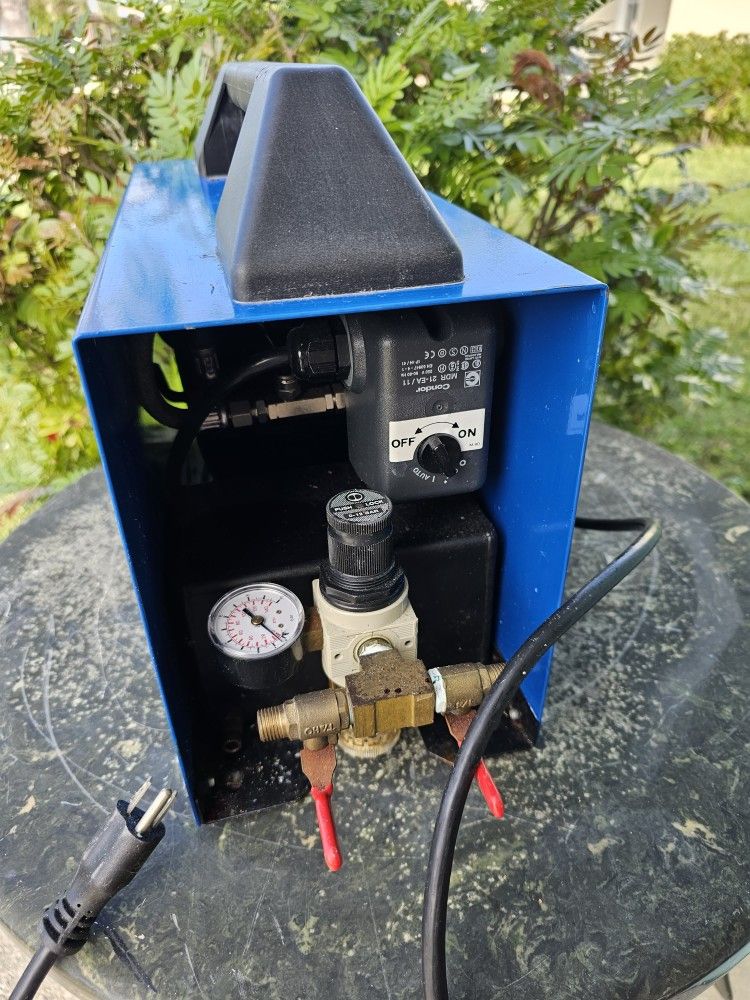 Badger 480 - one airbrush compressor.