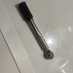 Klein Tools 57005 torque wrench 30-150 Inch-LB