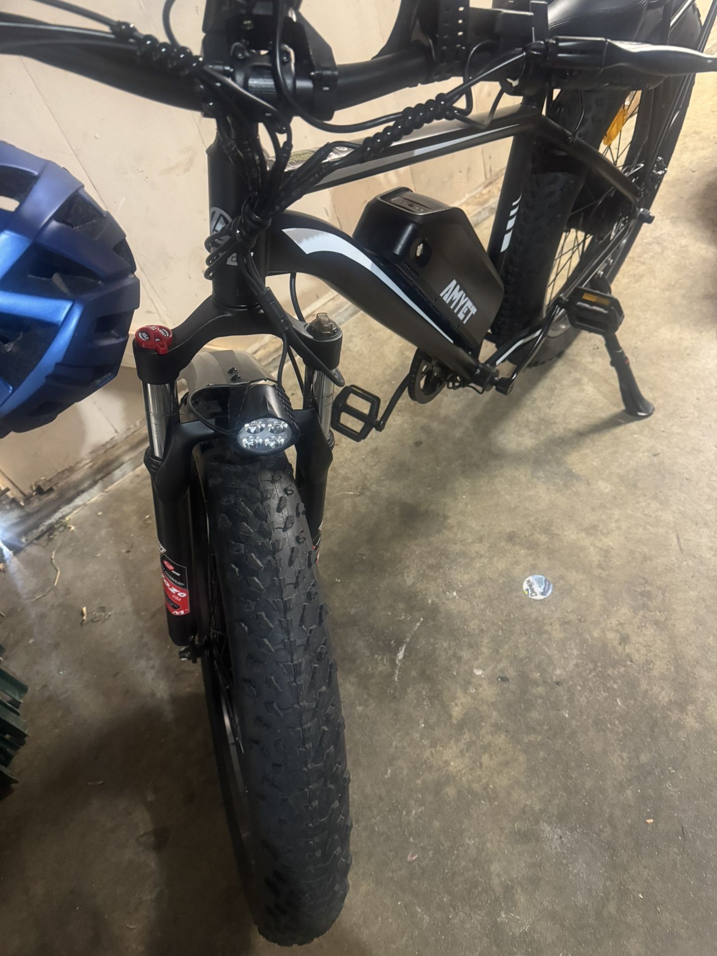 Amyet Bike With Helmet!