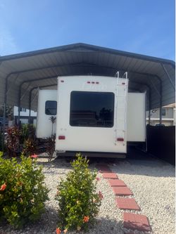 Fifth Wheel 34 foot 2010 320