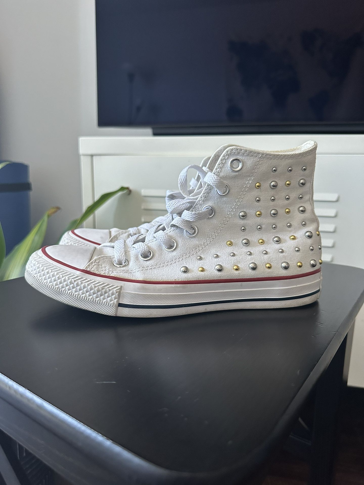 SIZE 6 STUDDED WHITE CONVERSE HIGH TOPS