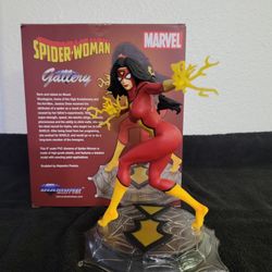 Marvel Gallery Spider-Woman Statue – Diamond Select PVC Diorama