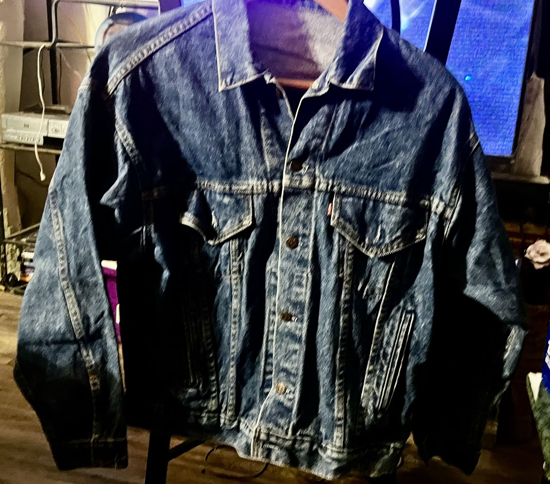 Men’s Preowned size L LEVIS denim trucker jacket . In good condition located Off lake mead & Simmons area asking $20
