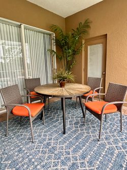 Outdoor patio dining set with 4 wicker chairs and like new cushions
