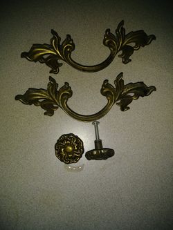 Vintage dresser handles and pulls. 6 round pulls and 8 handles. 25$