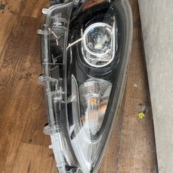 2018-19  TOYOTA PIUS  C RIGHT  HEADLIGHT 
