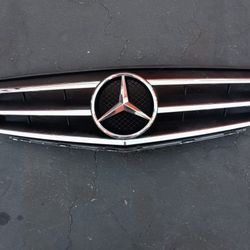 2008-2014 Mercedes C250/300 Grill With Emblem. 