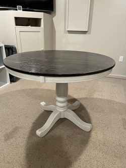 Round dining table