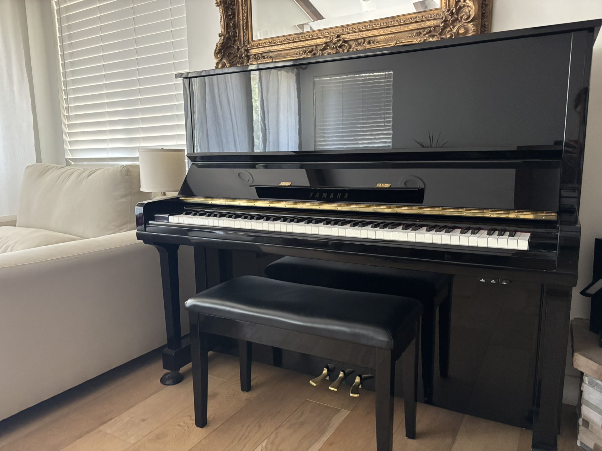 Yamaha U30Bl upright Piano