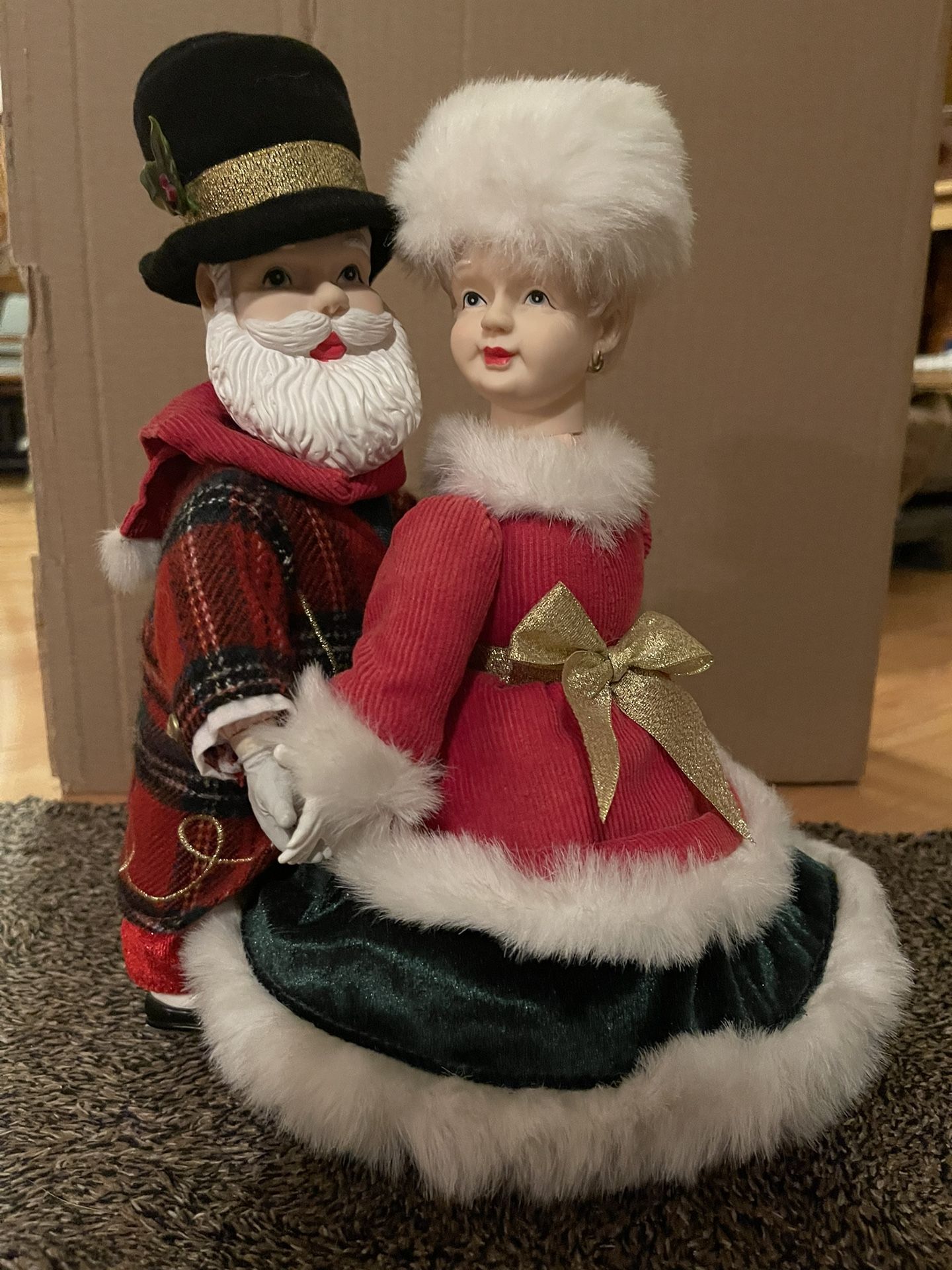 Christmas Decor Vintage Ice Skating Christmas Couple 11.5”