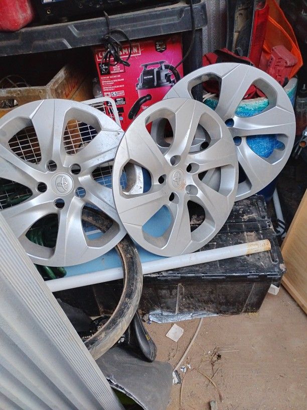 Set Of 18 In Toyota Hubcaps 5 Lug And Relatively Good Condition