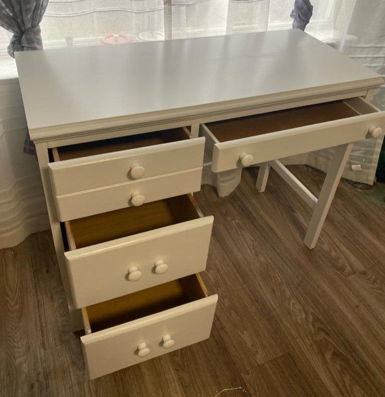 Beautiful and Sturdy White Desk/Vanity (38.5"Lx17"Dx30"H)... $150