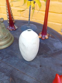 medium hand built Vase. Stoneware with handmade bone like creme matte glaze'.
madgesmuse