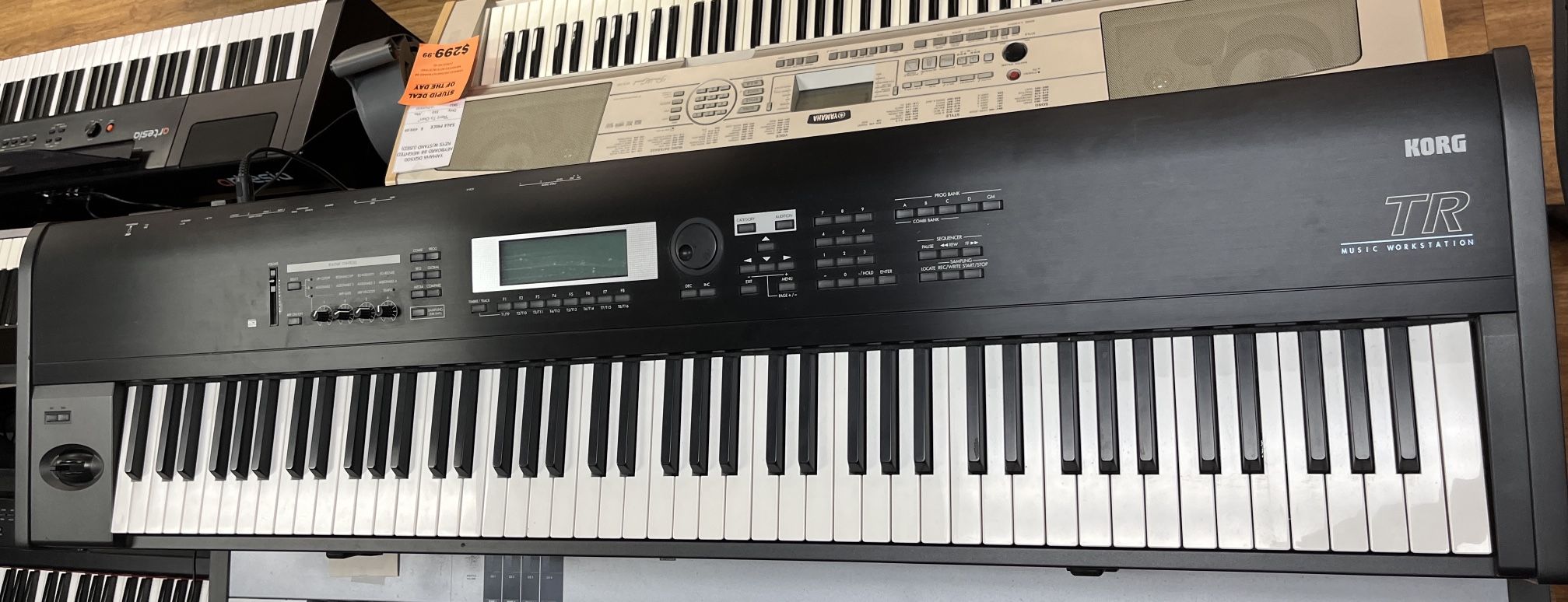 KORG TR88 MUSIC WORKSTATION 88 KEY SYNTHESIZER