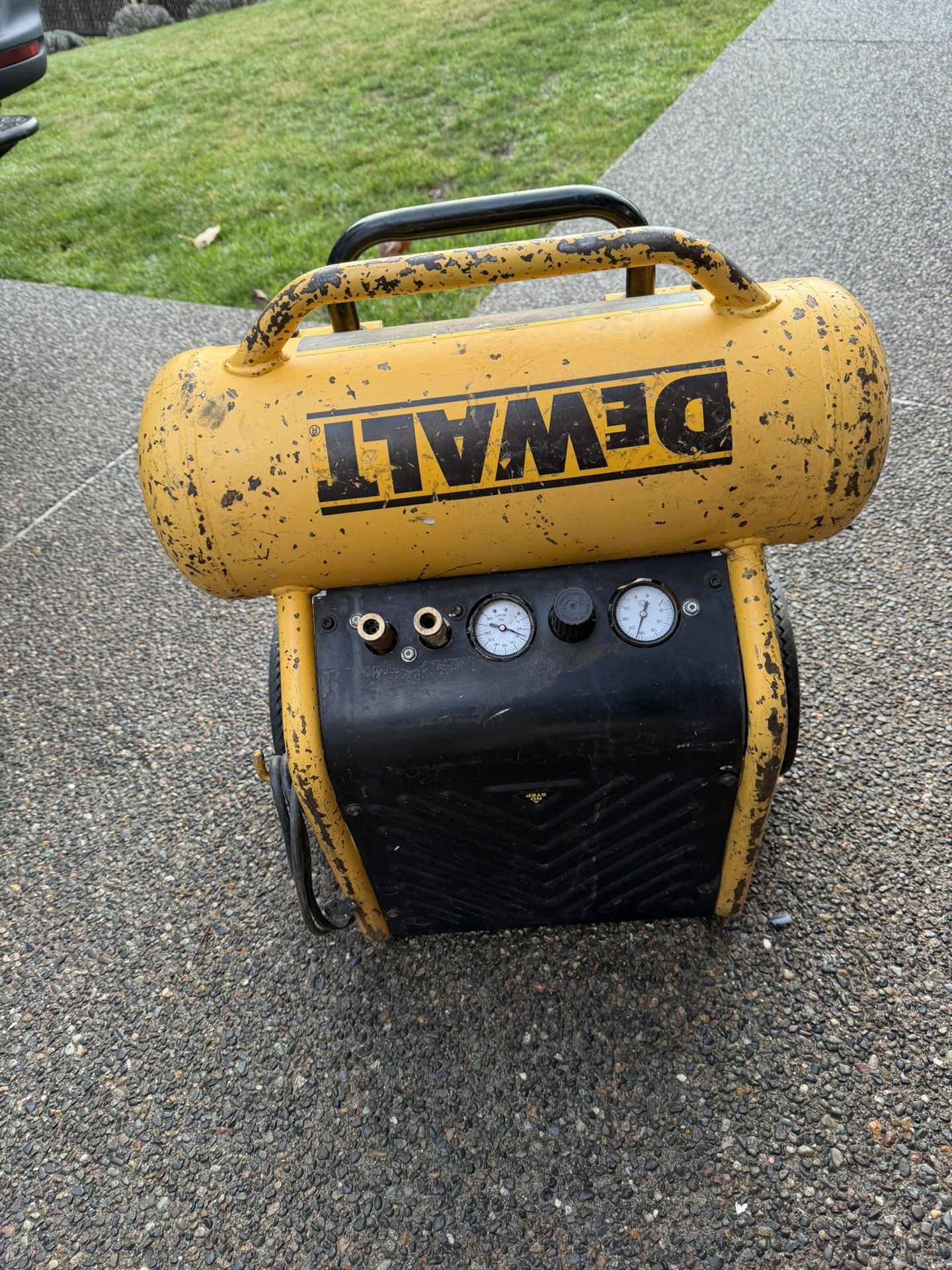 DEWALT 4.5-Gallon Portable Electric 225 PSI Horizontal Air Compressor
