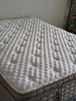 Queen Mattress 14 inch thick with Bed Base and Frame in Excellent Condition