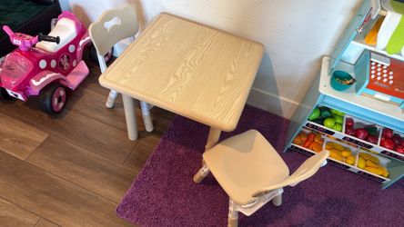 Kid table and chairs