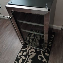 Vissani Model #HVBC31ST BEVERAGE AND WINE COOLER MINI FRIDGE 