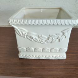 WHITE PORTUGUESE CACHEPOT