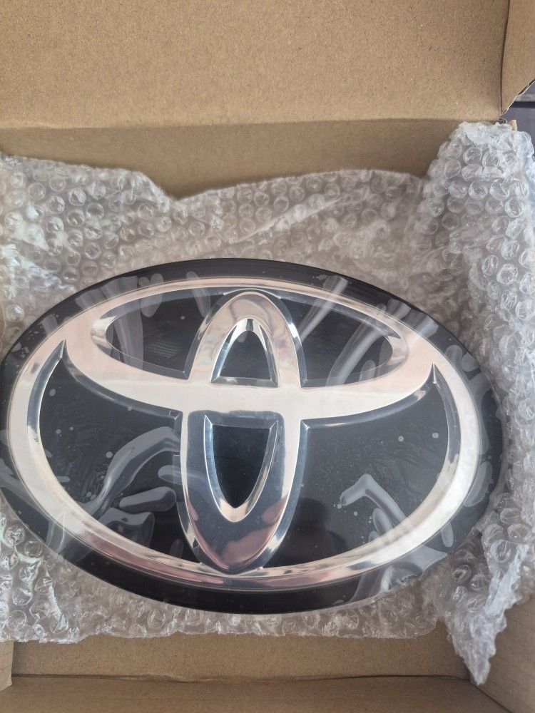 Genuine Toyota Grill Radar Emblem 53141-33130 PRIUS RAV4 CAMRY HYBRI