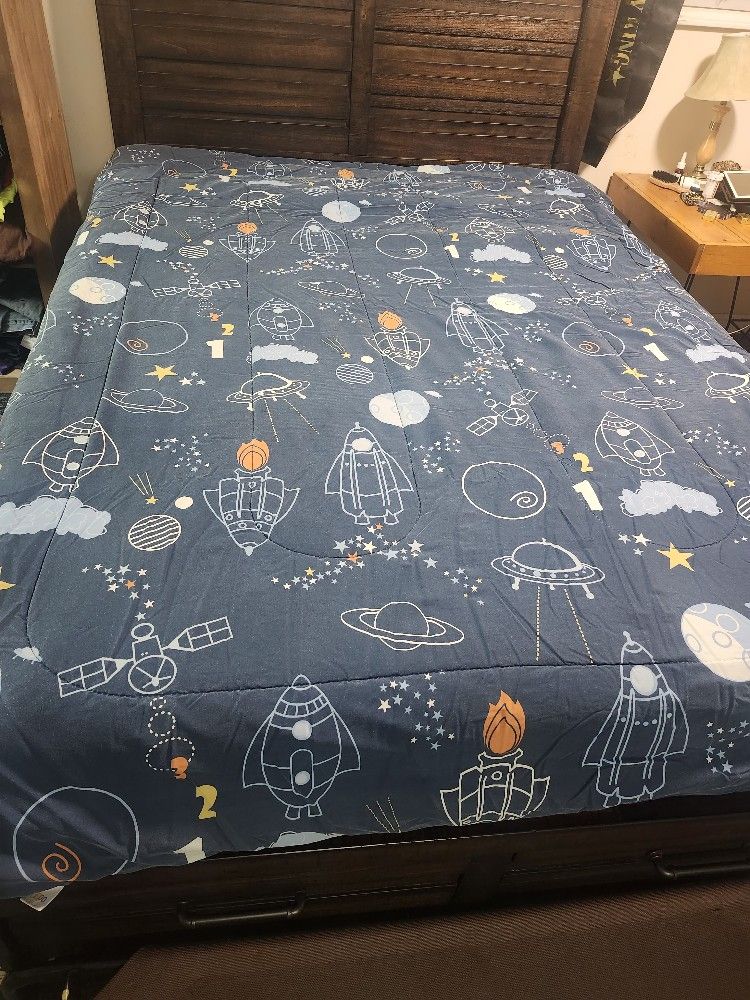 2 Reversible Glow In The Dark Twin Comforters with 2 Pillow Cases.